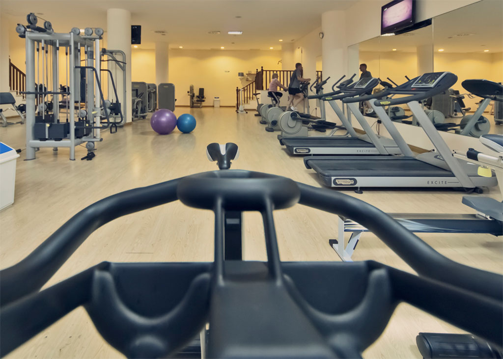 Centro fitness a Tenerife con tapis roulant e macchine per l'esercizio.
