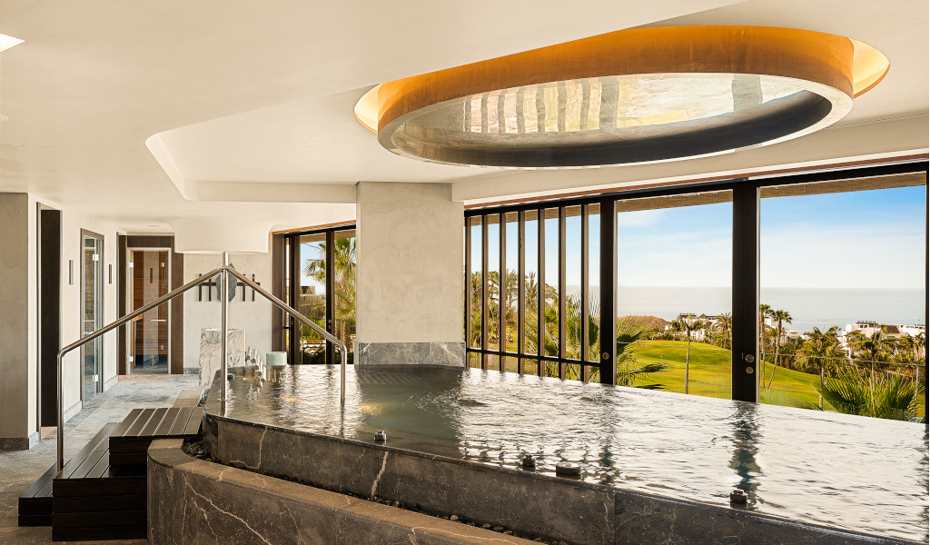 Spa interna con jacuzzi e vista panoramica sulle Terrazas de Abama a Tenerife.