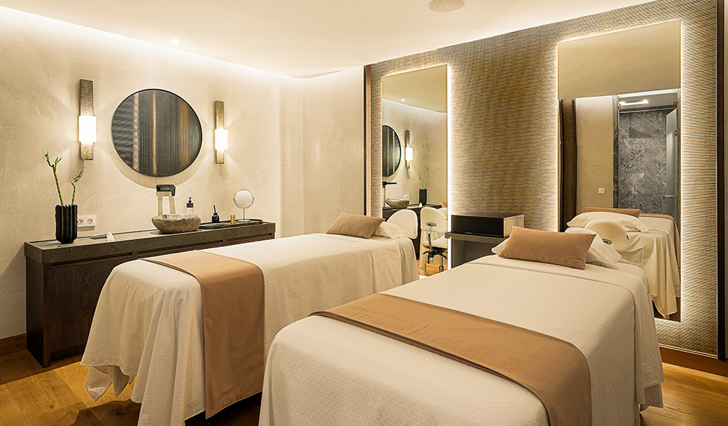 Due barelle in una sala massaggi di una spa a Tenerife.