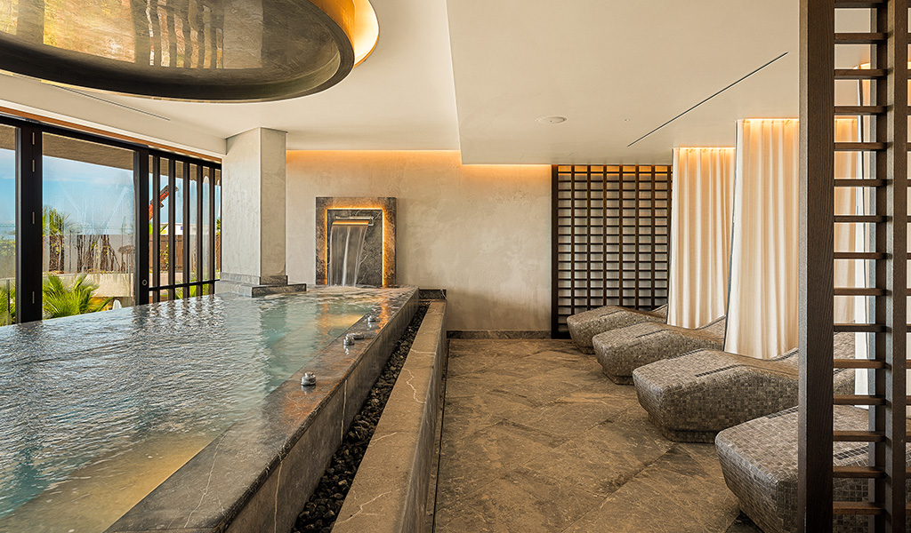 Spa interna con piscina e poltrone vicino alla finestra ad Adeje, Tenerife.
