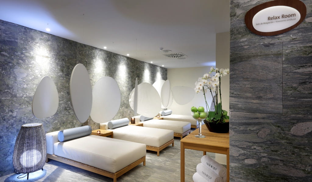 Sala relax Spa a Tenerife con barelle e arredamento moderno.