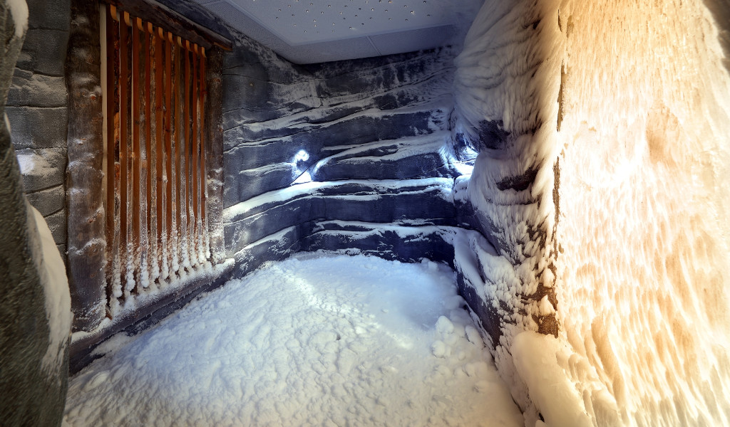 Sala neve con pareti e pavimento coperti di ghiaccio a Tenerife.