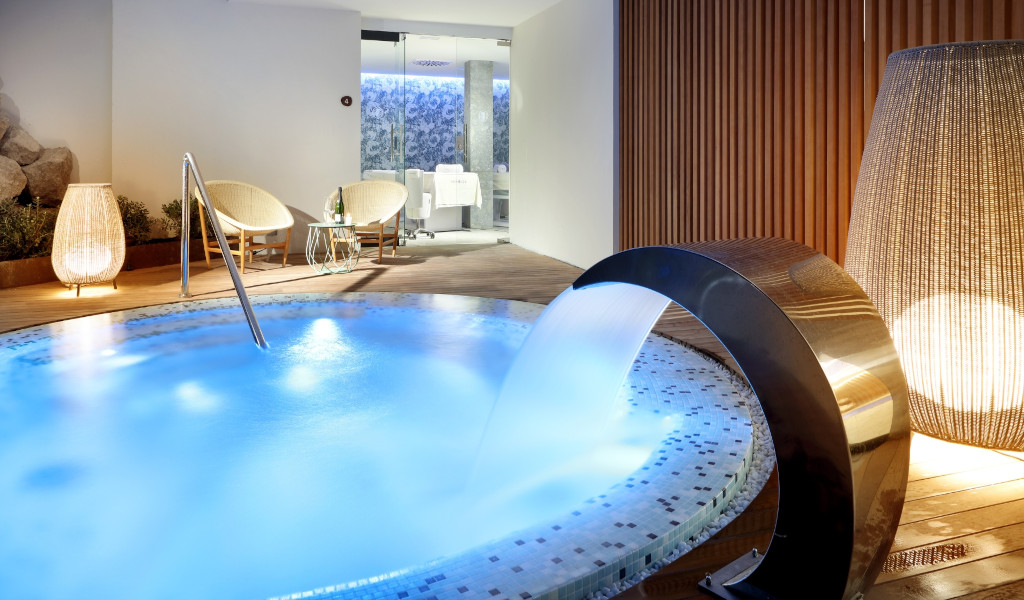Jacuzzi illuminata con fontana d'acqua nella spa di Tenerife.