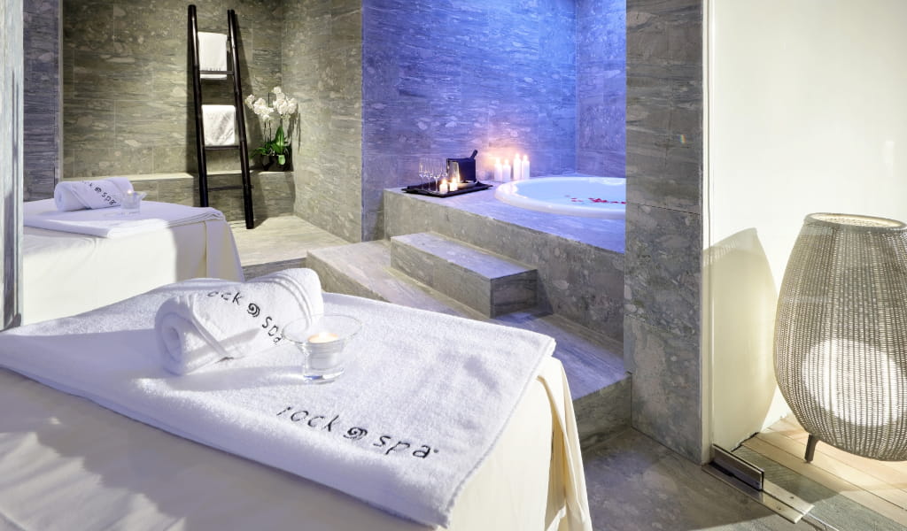 Spa con tavolo massaggiante, asciugamani e jacuzzi illuminata a Tenerife.