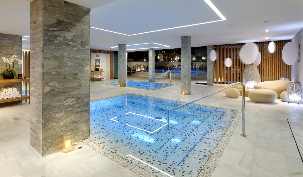 Spa moderna con piscine illuminate e asciugamani sugli scaffali, Santa Cruz de Tenerife.