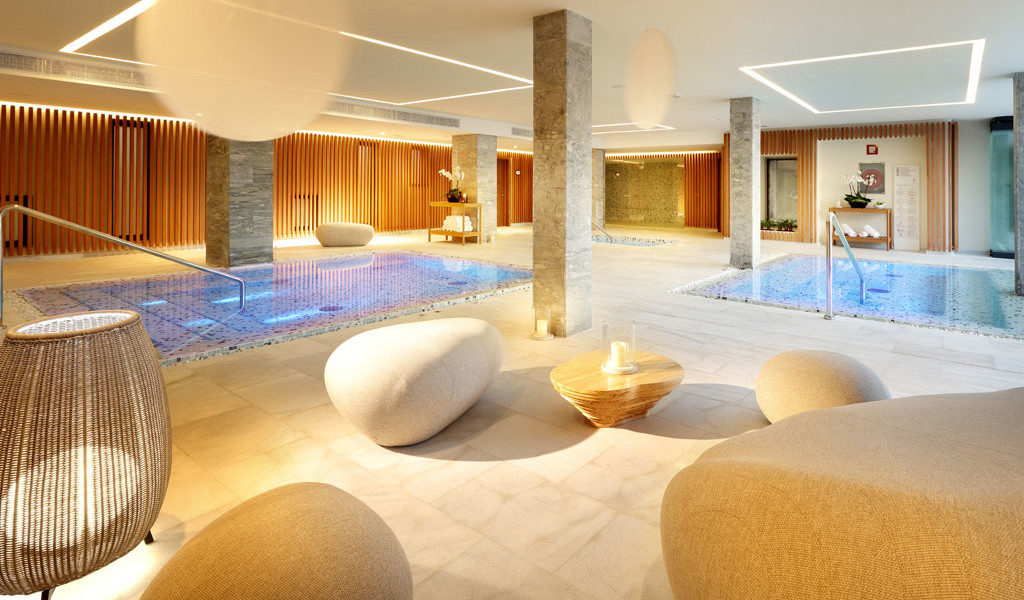 Piscina coperta e area relax nella spa di un hotel a Tenerife.