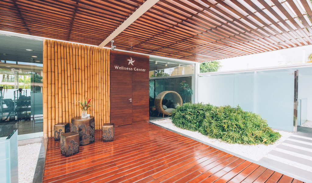 Ingresso al Centro Benessere con giardino e tetto a doghe a Tenerife.