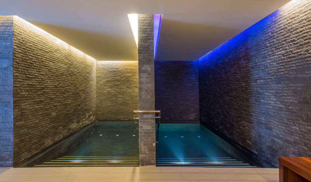 Piscina illuminata al coperto in un hotel a Tenerife.