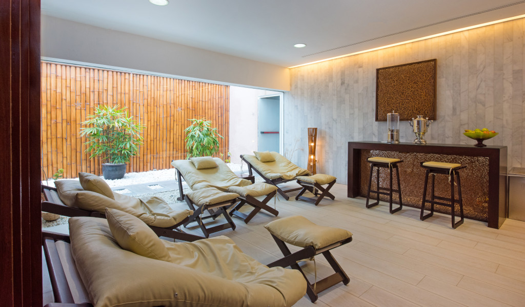 Area relax con poltrone e decorazioni in una spa a Tenerife.