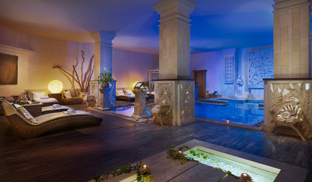 Area spa interna con piscina e sdraio a Tenerife.