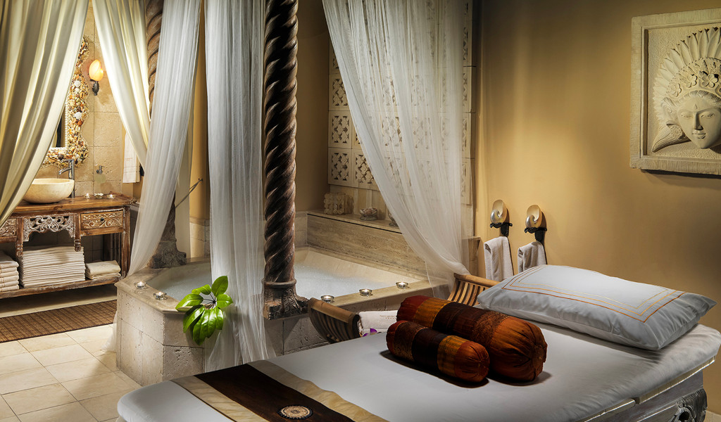 Sala spa con letto massaggiante e vasca da bagno a Tenerife.