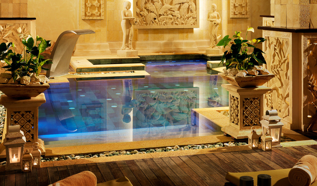 Piscina decorata con sculture e piante in una spa a Tenerife.