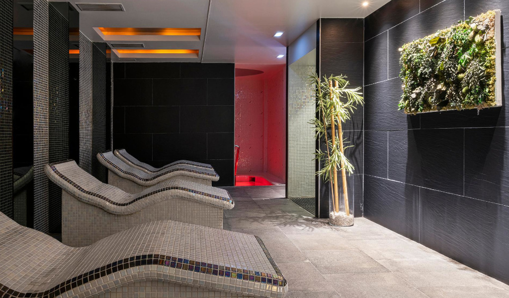 Sala relax con poltrone e decorazioni vegetali nella spa di Tenerife.