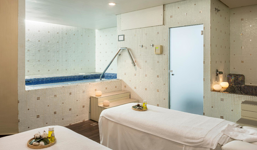 Sala trattamento Spa con piscina e barelle a Tenerife.
