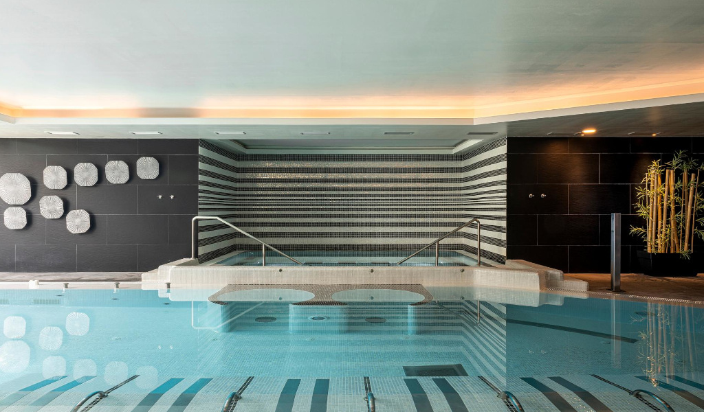 Piscina coperta con design moderno e pareti decorative a Tenerife.