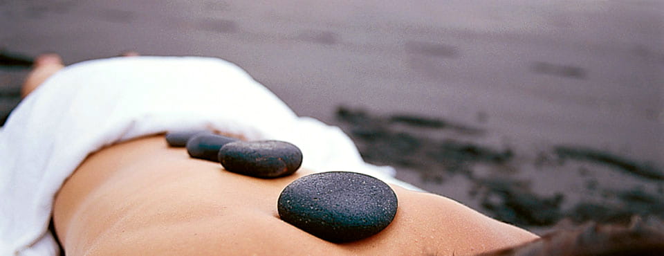Trattamento con pietre calde in una spa a Tenerife.