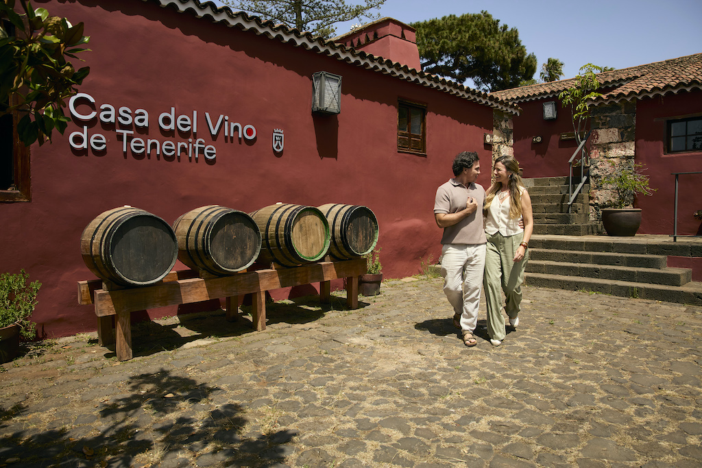 Coppia che cammina accanto a botti alla Casa del Vino de Tenerife.