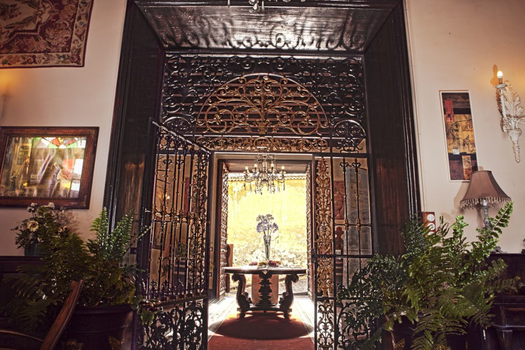 Ingresso ornamentato con pianta decorativa a Tenerife.