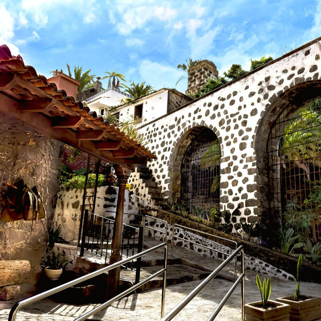 Arco in pietra nel giardino del sito storico di La Orotava, Tenerife.