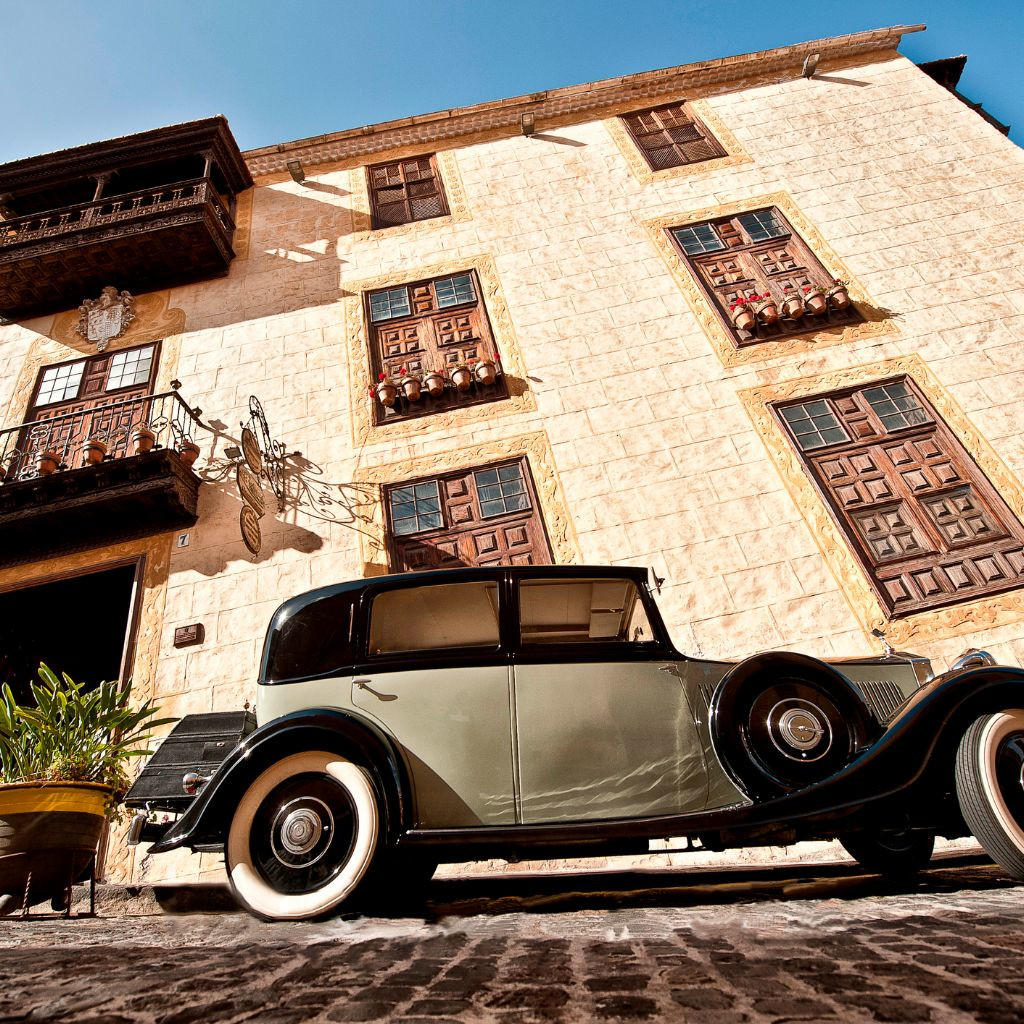 Auto d'epoca parcheggiata davanti a un edificio storico a Tenerife.