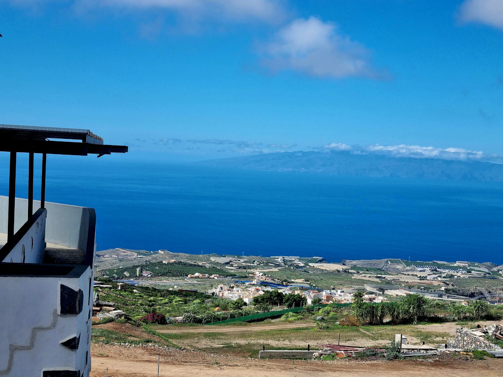 Paesaggio costiero con vista sul mare e campi a Tenerife.