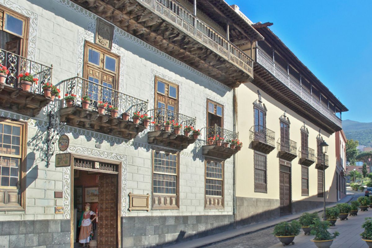 Balcone tradizionale con alberi in vaso su una strada a La Orotava, Tenerife.