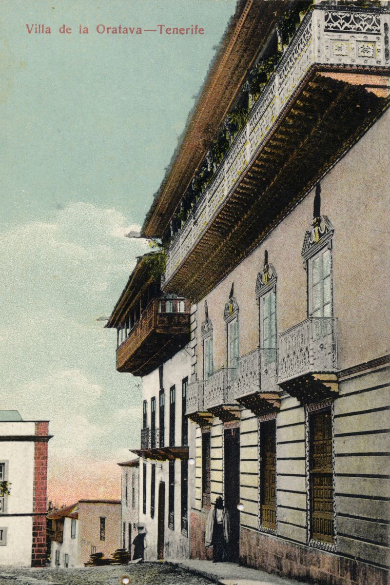 Edificio storico a Villa de la Orotava, Tenerife, con balconi ornati.