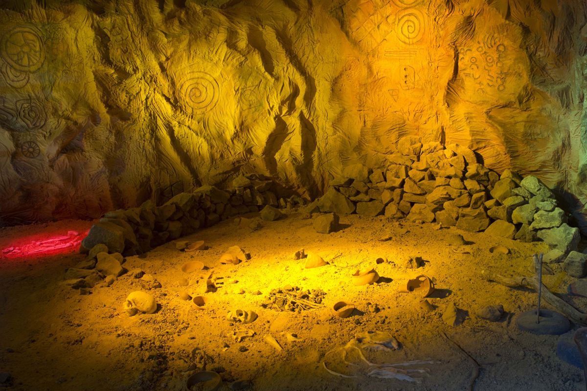 Grotta preistorica con incisioni rupestri e resti archeologici a Tenerife.