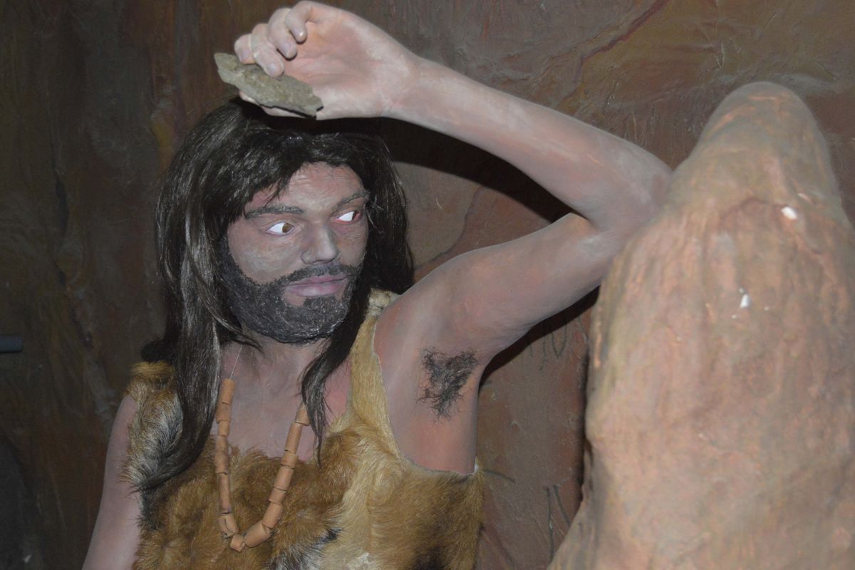 Figura di un uomo preistorico con pietra in mano a Santa Cruz de Tenerife.
