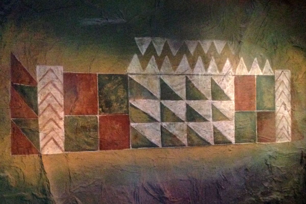 Disegno geometrico su murale con triangoli e quadrati a Tenerife.