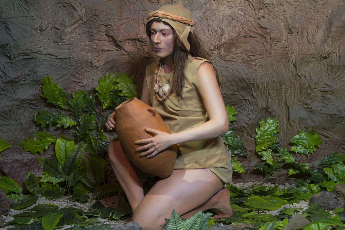 Donna in costume tradizionale aborigeno che tiene un vaso di argilla a Tenerife.