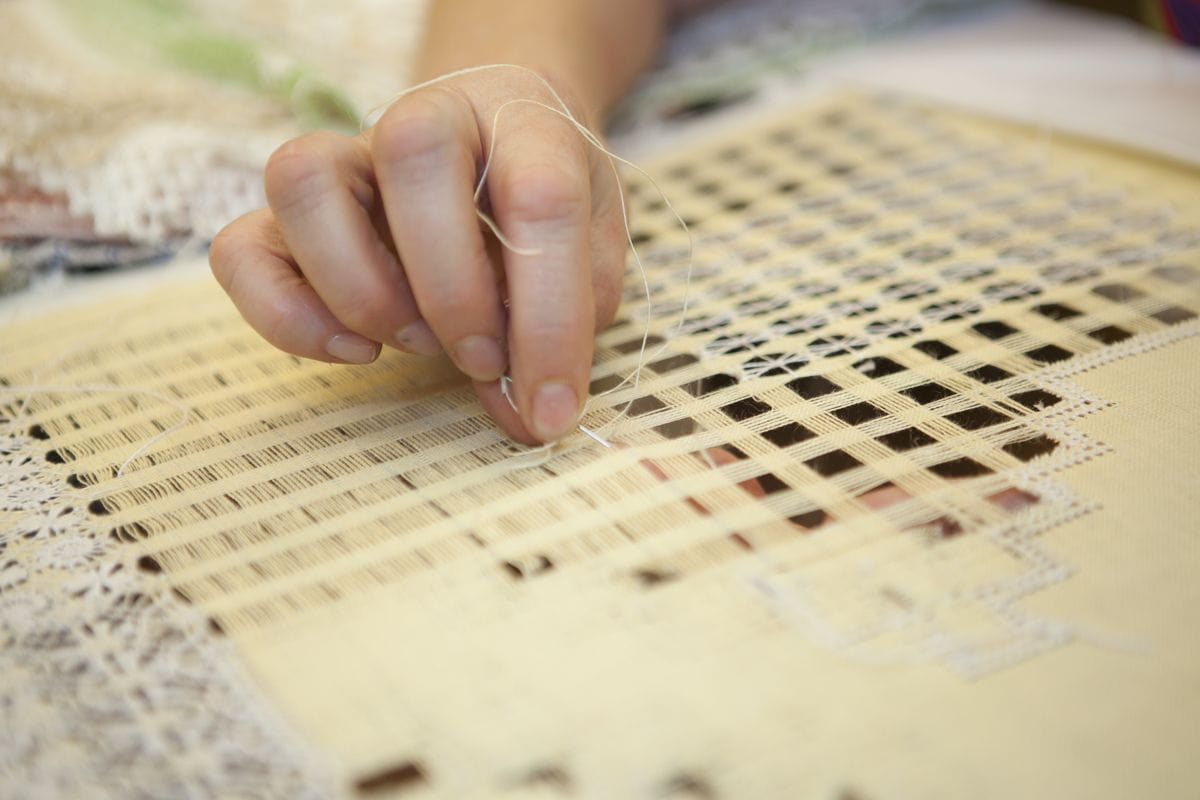 Tessitura a mano del pizzo tradizionale a Tenerife.