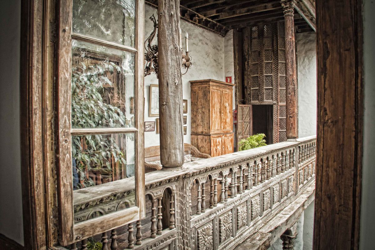 Corridoio in legno scolpito in una casa storica a La Orotava, Tenerife.
