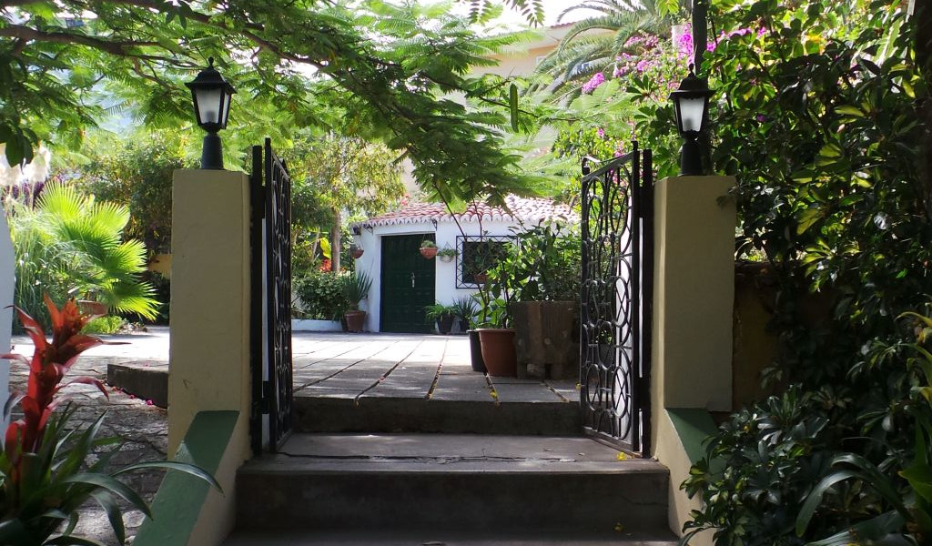 Porta d'ingresso su un giardino con piante in un angolo di Tenerife.