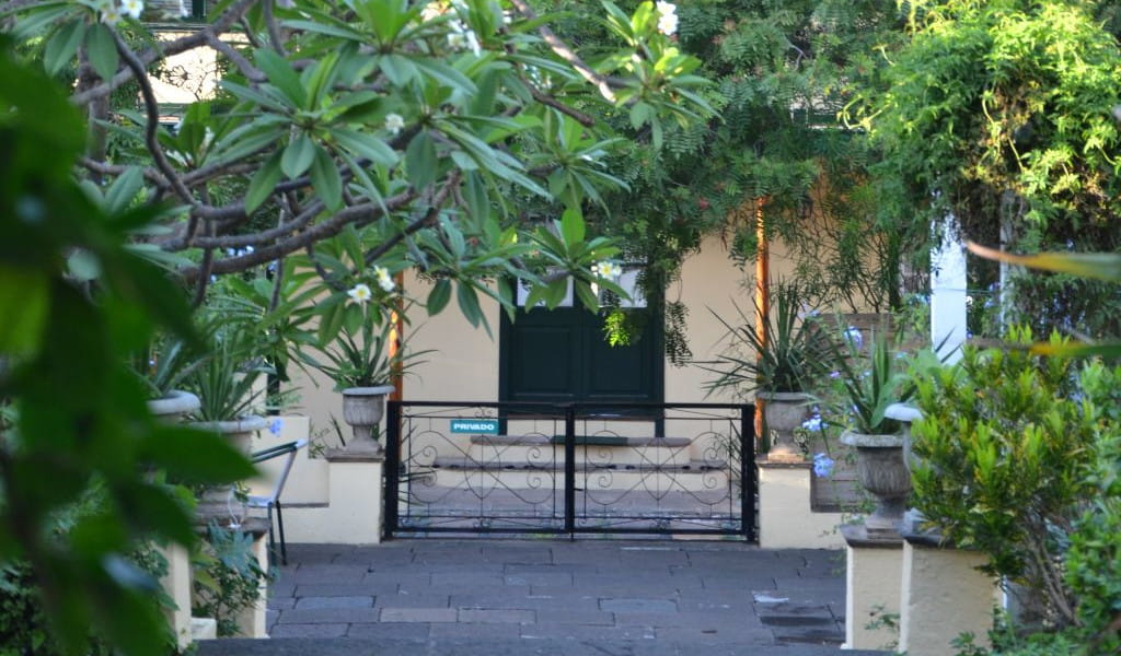 Giardino con porta nera e insegna privata a Tenerife.