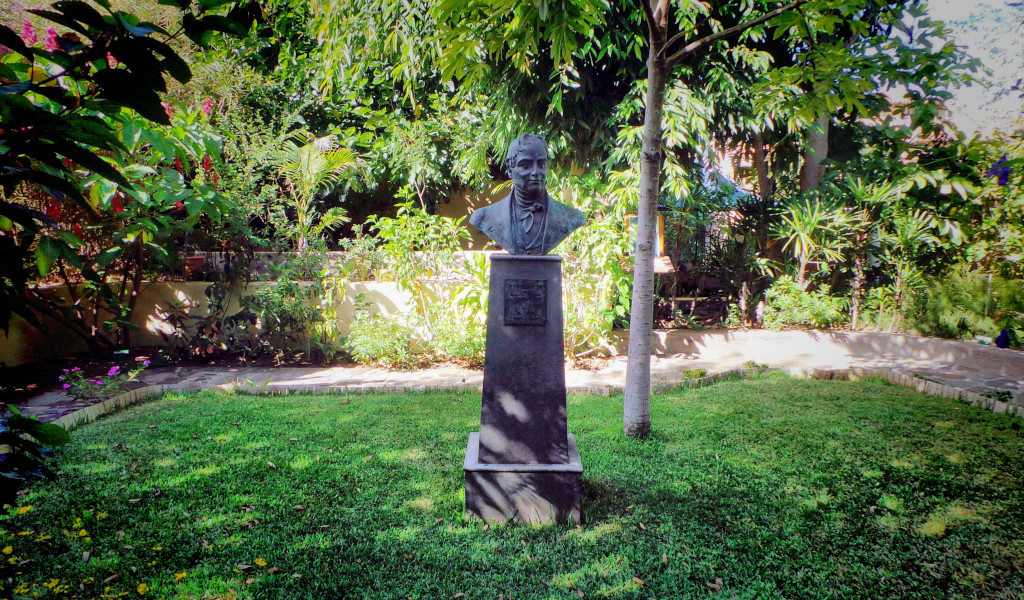 Busto in un giardino circondato dal verde a Tenerife.