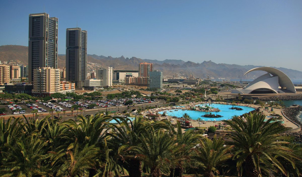 Vista panoramica su Santa Cruz de Tenerife con edifici moderni e Auditorio de Tenerife.