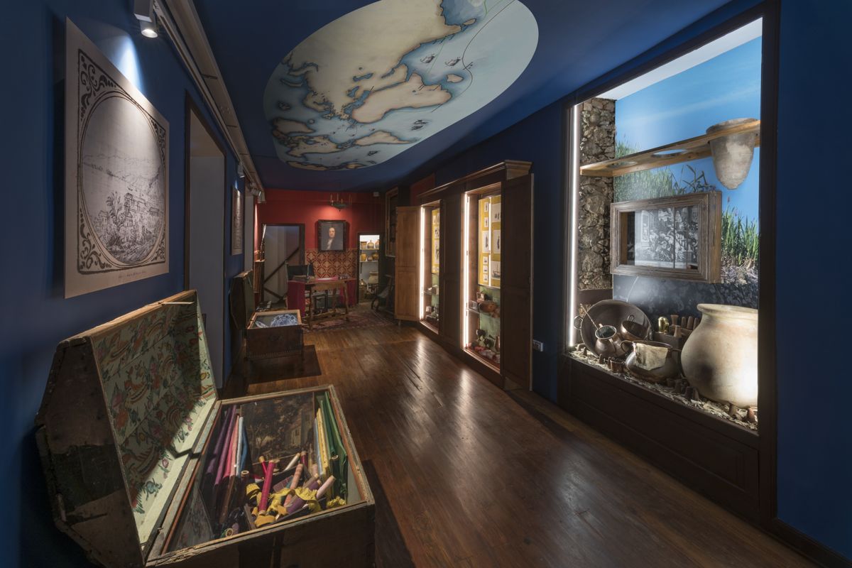 Mostra di oggetti antichi e mappe in una sala museale a Tenerife.