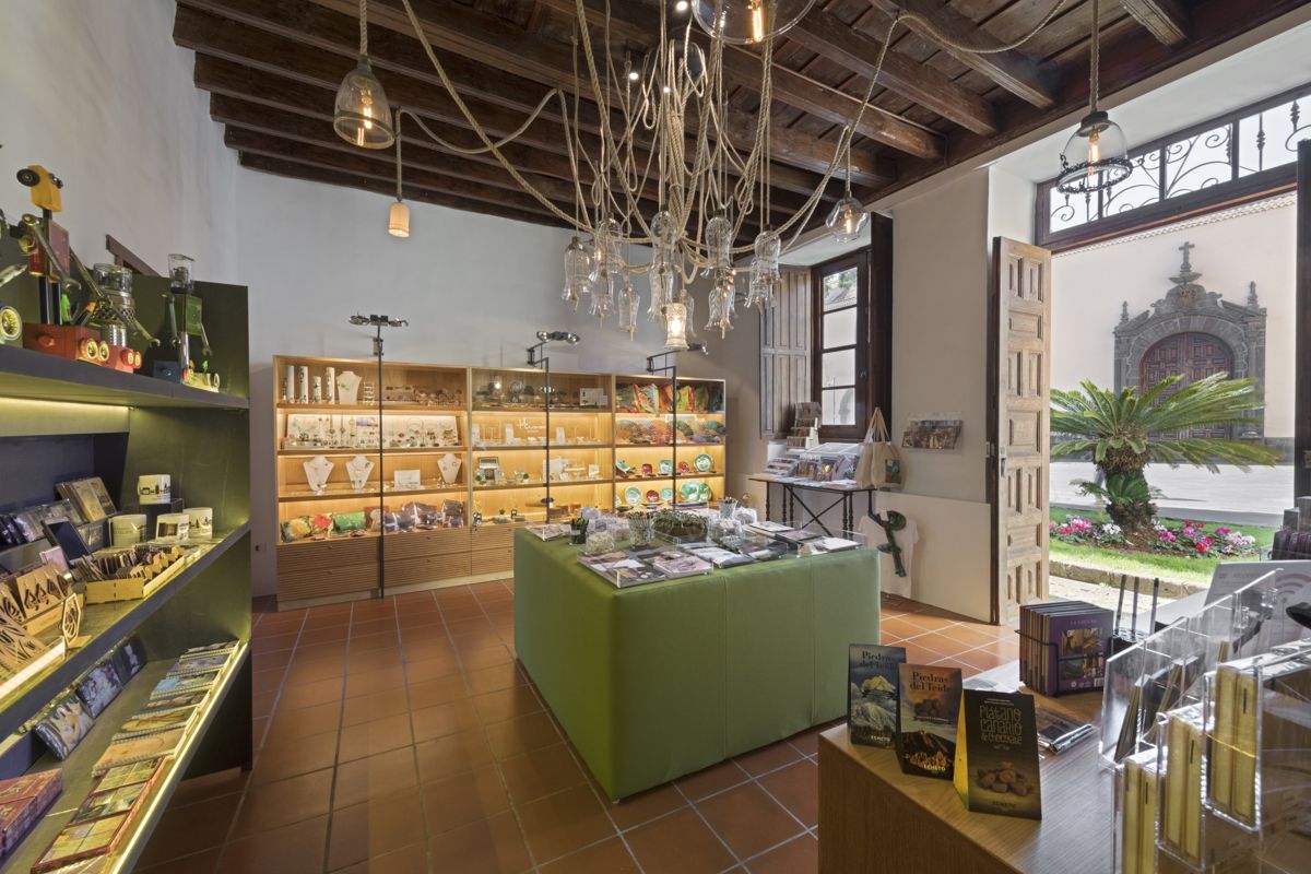 Negozio di souvenir con prodotti e libri a La Orotava, Tenerife.
