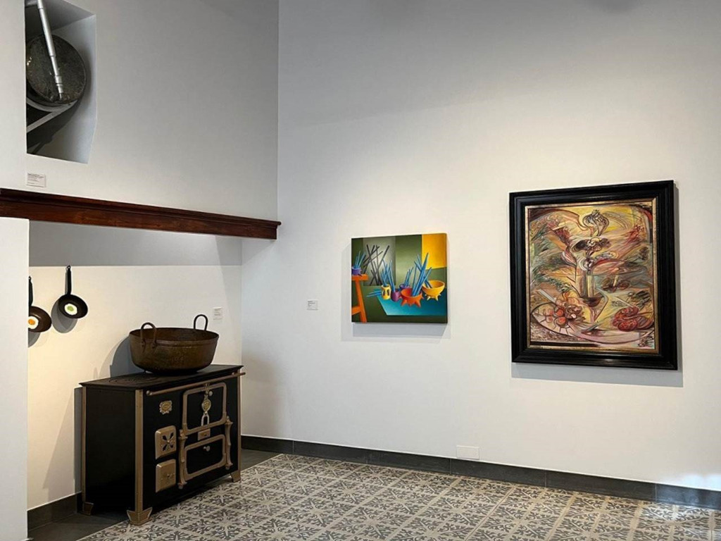 Due dipinti astratti in una sala museo a Tenerife.