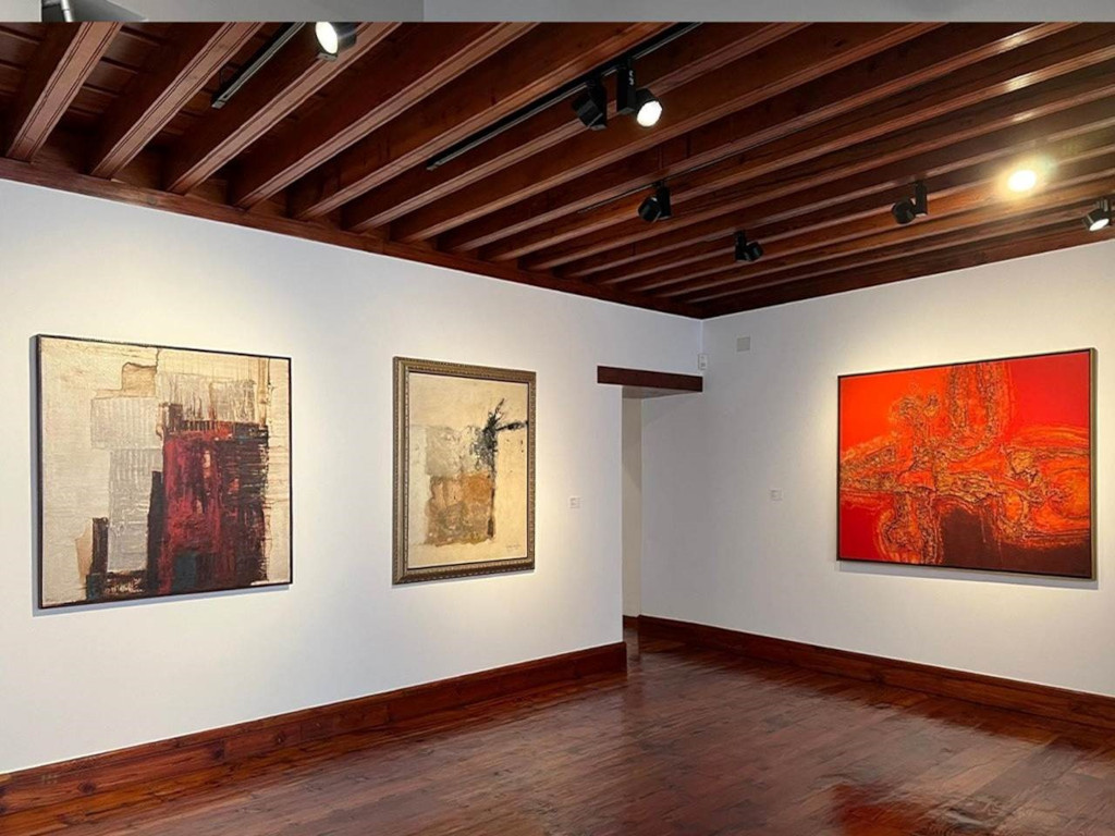 Opere d'arte moderne in una galleria a Tenerife.