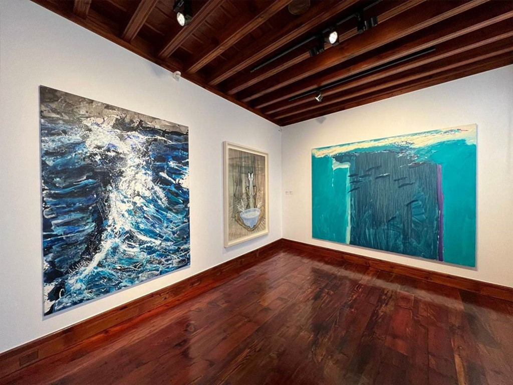 Dipinti astratti in una galleria d'arte a Tenerife.