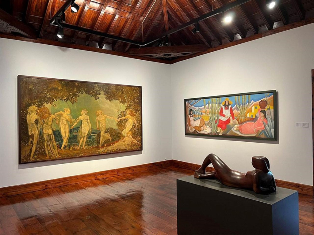 Dipinti e sculture all'interno di una galleria a Tenerife.