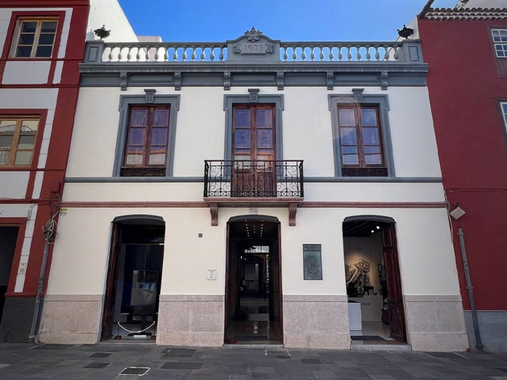 Edificio storico con balcone e anno 1903 sulla facciata a Tenerife.