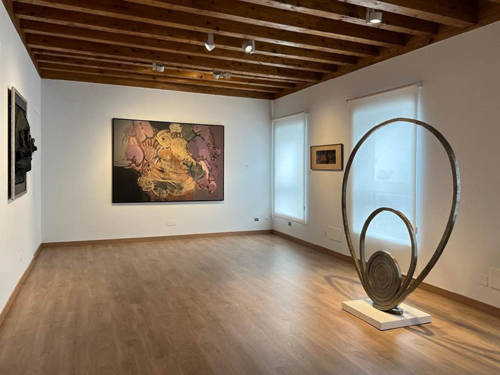 Galleria d'arte a Tenerife con sculture e dipinti moderni.