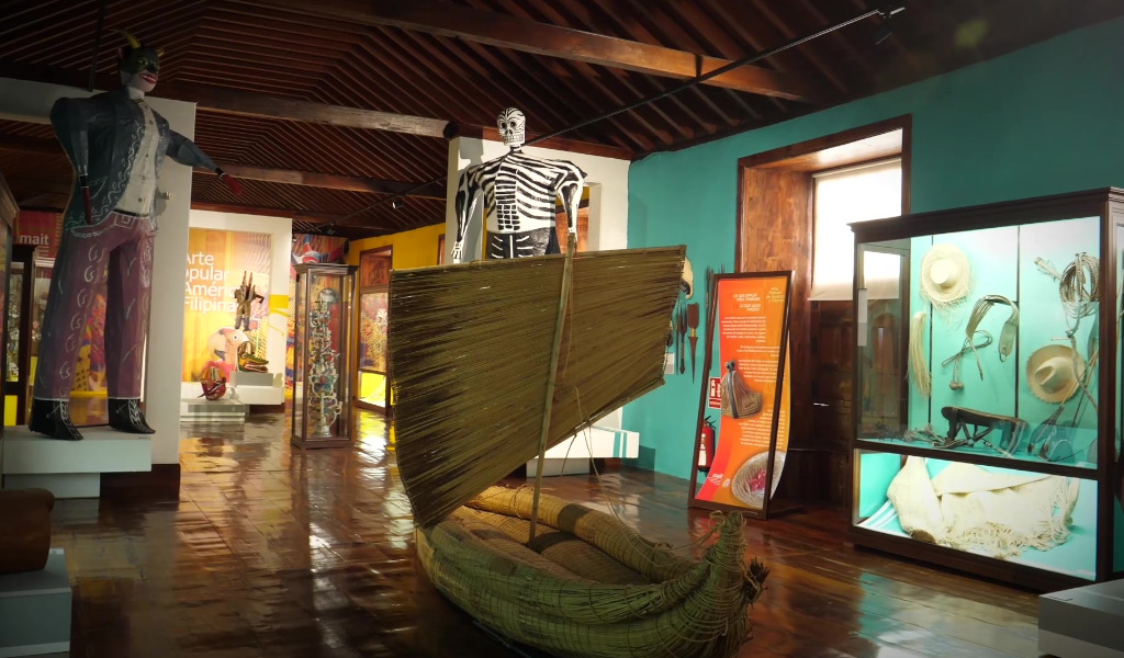 Mostra di arte popolare americana e filippina in un museo di Tenerife.