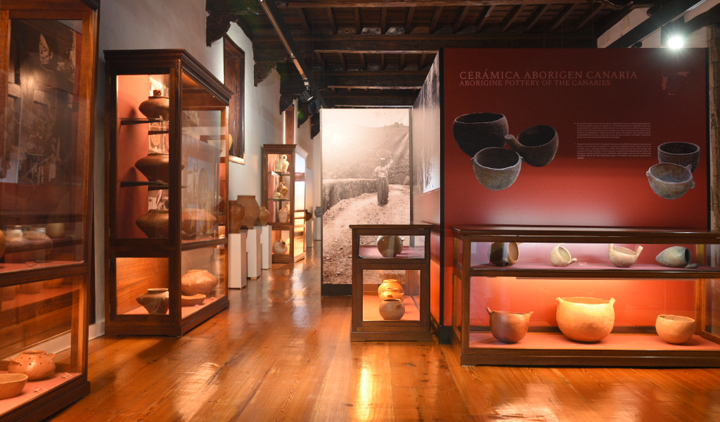 Mostra di ceramiche aborigene canarie in un museo di Tenerife.