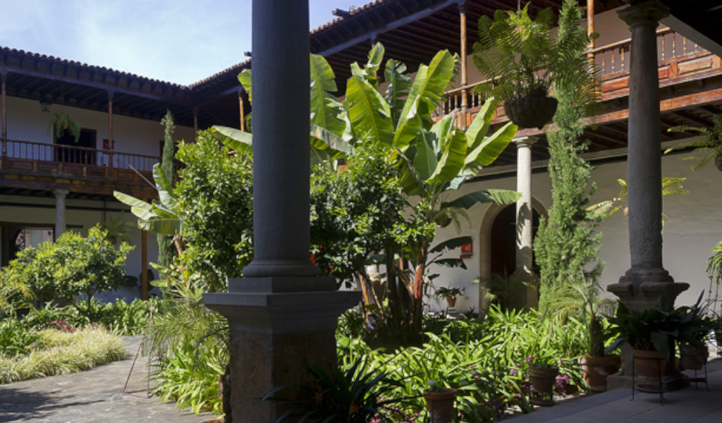 Cortile interno con piante e colonne in una casa tradizionale di Tenerife.