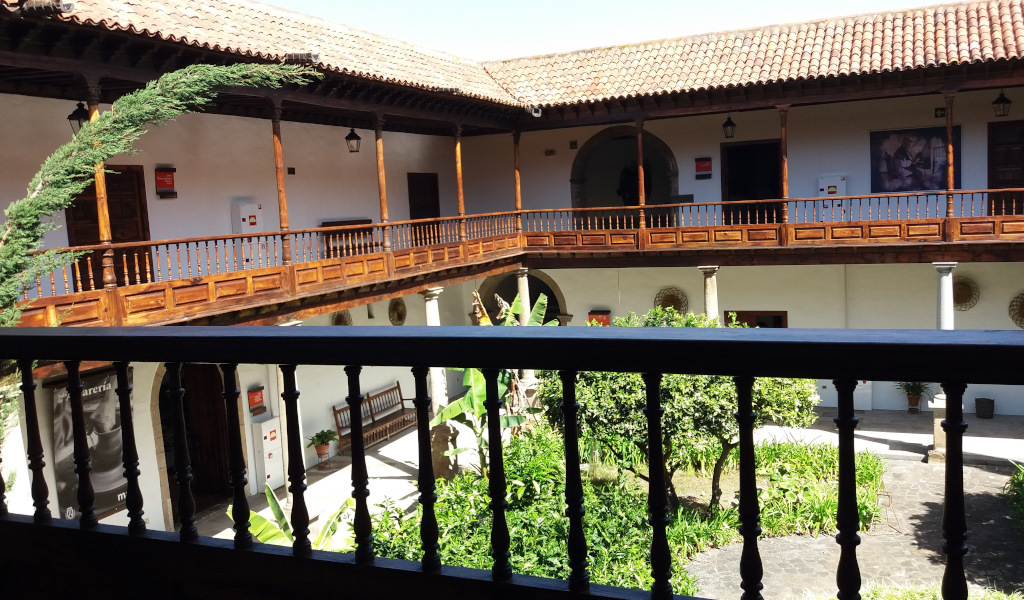 Cortile interno con giardino e balconi in legno a La Laguna, Tenerife.