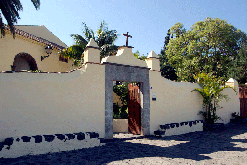 Ingresso alla chiesa con transetto e giardini nel comune di La Orotava, Tenerife.